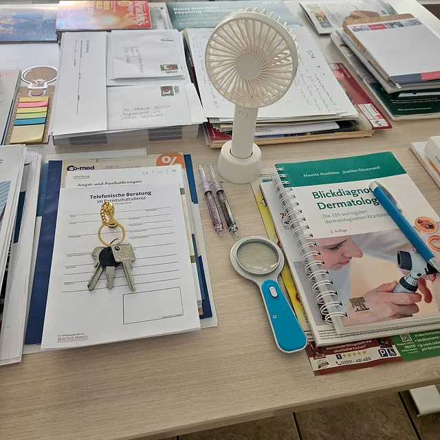Schreibtisch mit Unterlagen